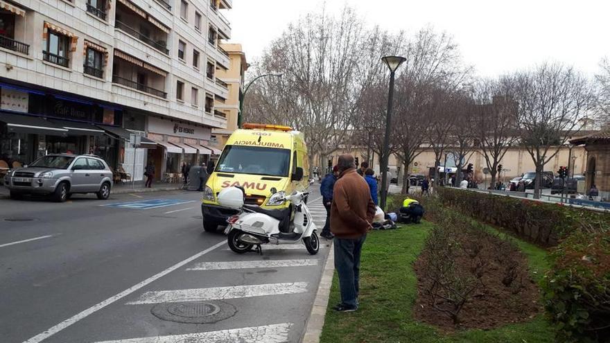 Una ambulancia, ayer en el lugar del accidente.