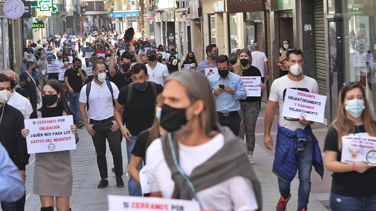 Un instante de la protesta en la que participaron cerca de 200 hosteleros.