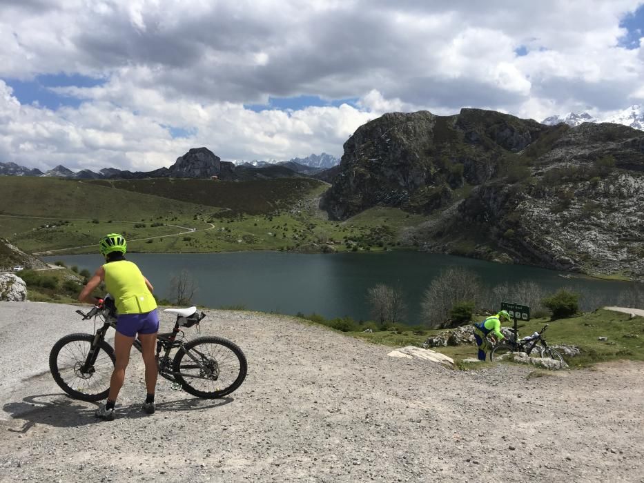 Turistas en los Lagos de Covadonga en el puente de mayo