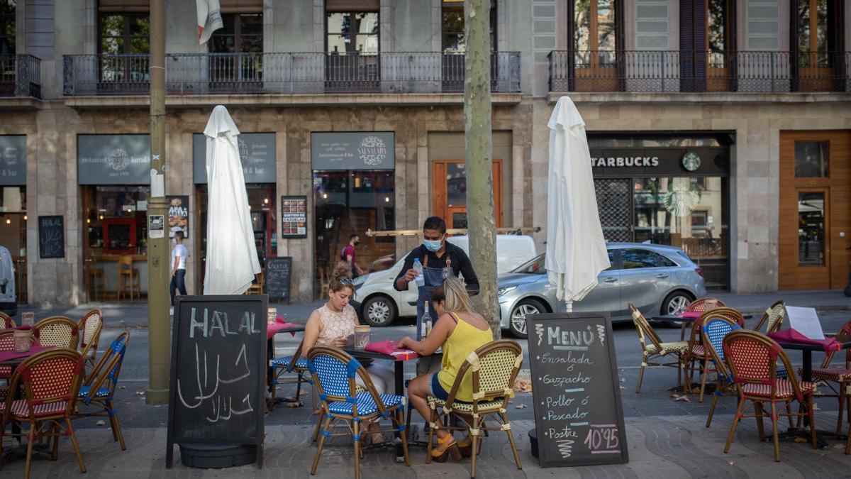 In Katalonien müssen alle Bars und Restaurants wegen steigender Corona-Zahlen wieder schließen.