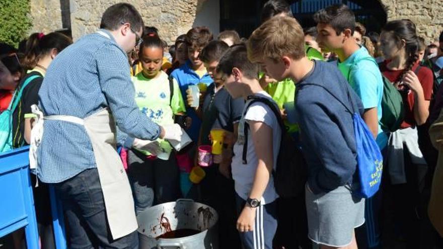 Repartiment de la coca i la xocolata a Queralt, l&#039;any passat