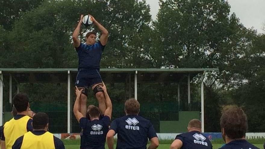 Uno de los entrenamientos realizados por el Agen francés en las instalaciones de La Fresneda.