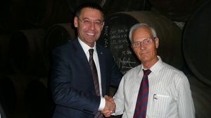 Llamas, en 2014, junto al entonces presidente del club, Josep Maria Bartomeu, en el acto central de las Bodas de Oro de su peña