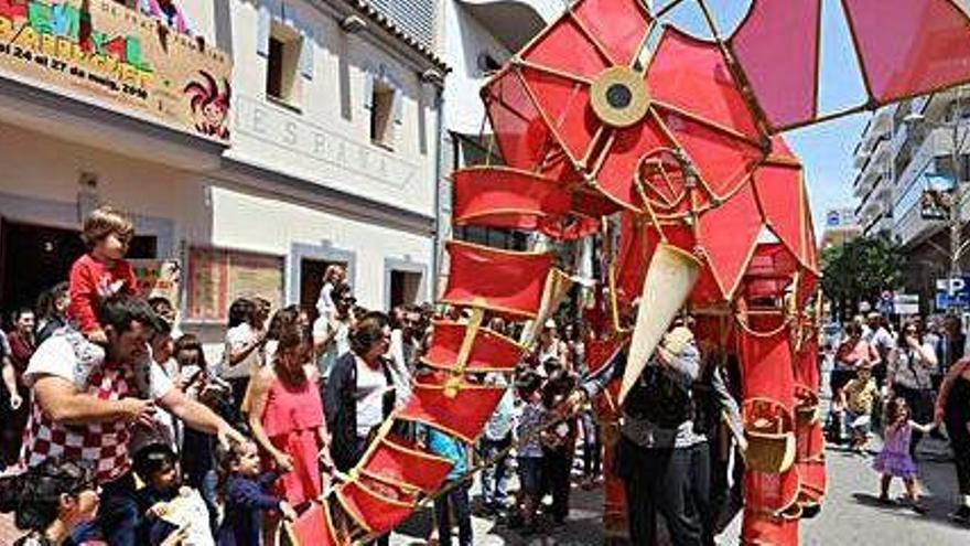 Espectáculo callejero del Festival Barruguet realizado por las calles de Santa Eulària el año pasado.