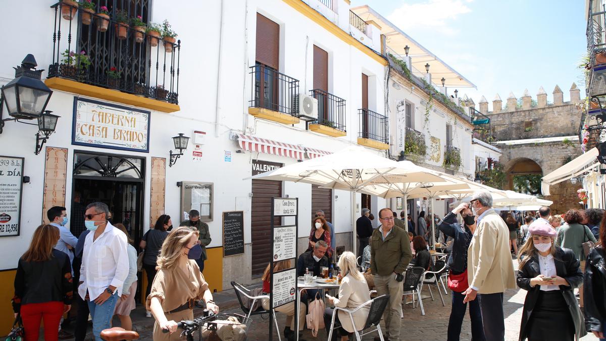 Foto de archivo de ambiente turístico en la Judería de Córdoba.