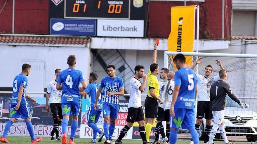 Bussman ve la cartulina roja en el encuentro ante la Ponferradina.