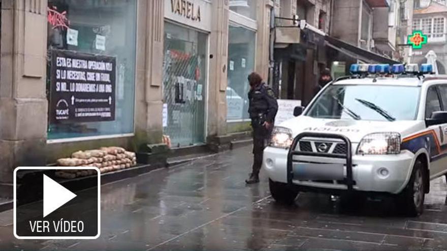 La Policía Local de Pontevedra, ante los faros de café. // G. Arca