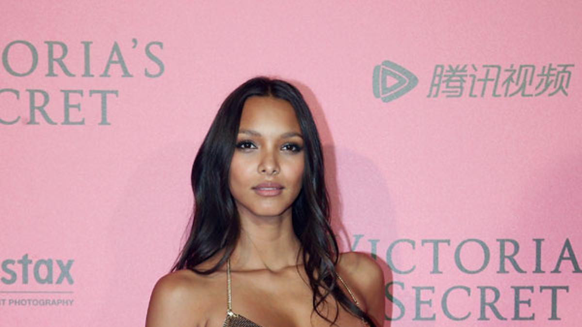 Lais Ribeiro con vestido 'Chain-Mail' de Balmain