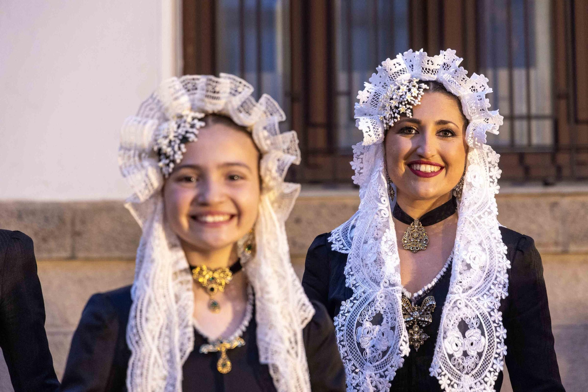 El homenaje al fundador de las Hogueras, José María Py, y el Festival de Bandas de Andrés Llorens iluminan una noche con olor a fiesta y pólvora