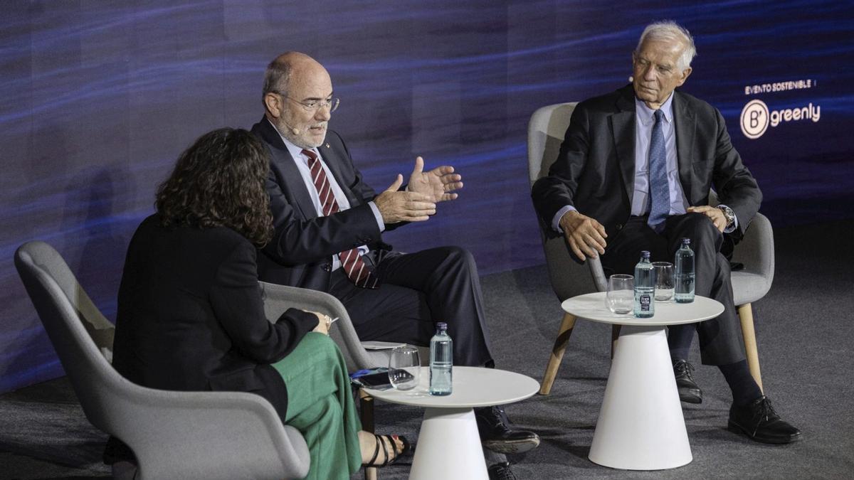 El conseller de la Generalitat Jaume Duch i Josep Borrell, president del CIDOB (dreta), ahir amb Gemma Martínez, directora d’EL PERIÓDICO. | MAITE CRUZ