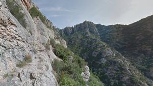 Uno de los caminos escarpados de las cuevas del Salnitre, en Collbató