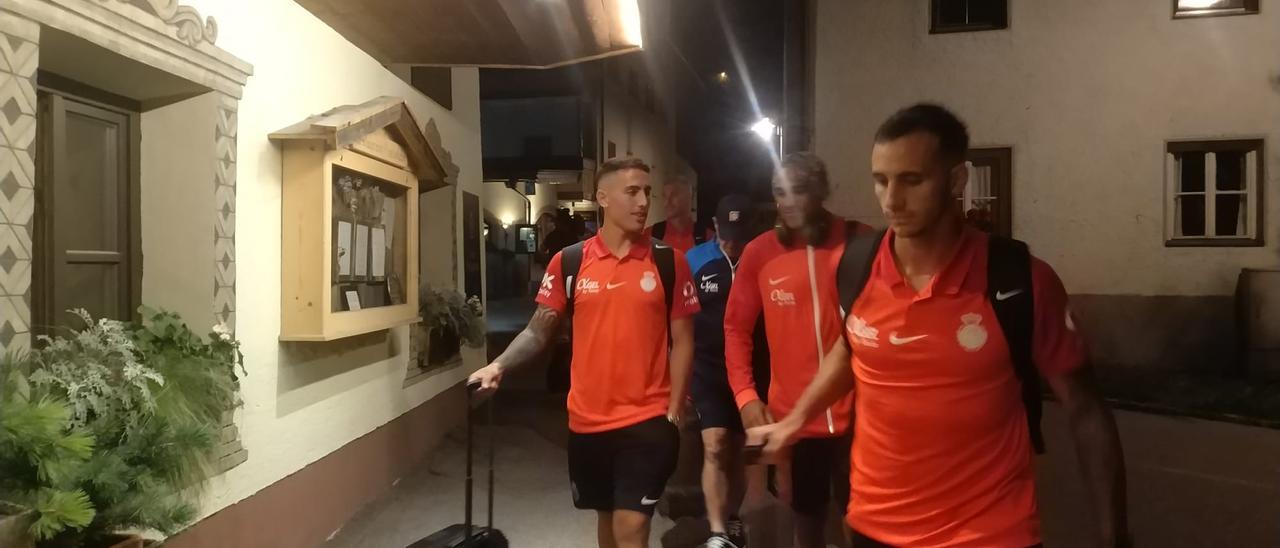 Cufré, Mboula y Russo del Real Mallorca, ayer a su llegada al hotel Wellnesshotel Stubaierhof, cuartel de su concentración.