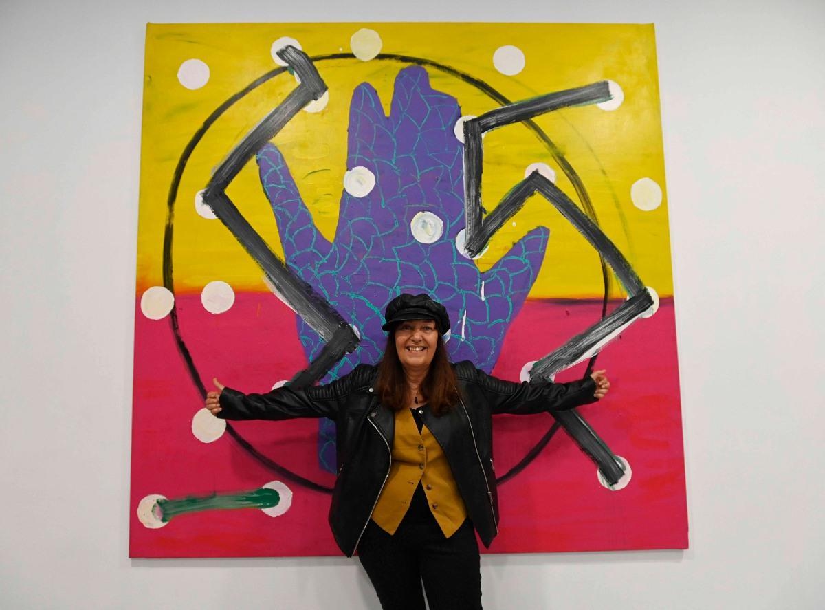 Menchu Lamas junto a una obra suya en una exposición celebrada en Vigo en 2025.