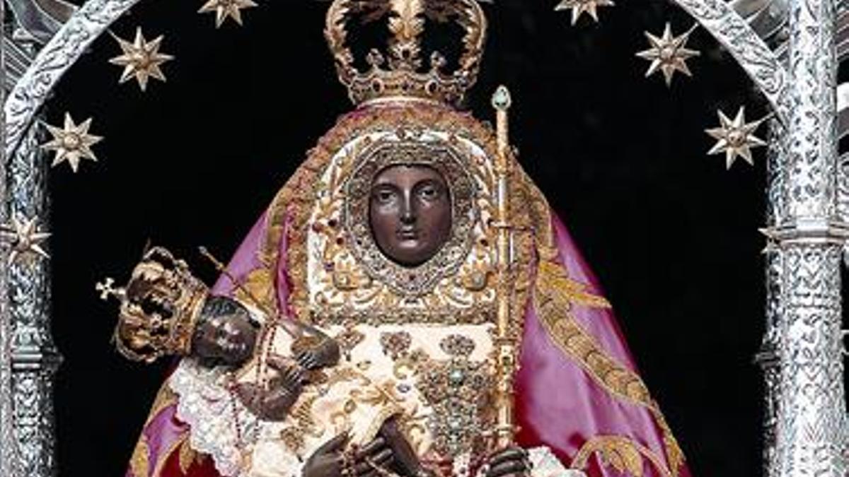 Figura de la virgen de la Candelaria que se encuentra en la basílica de Tenerife.