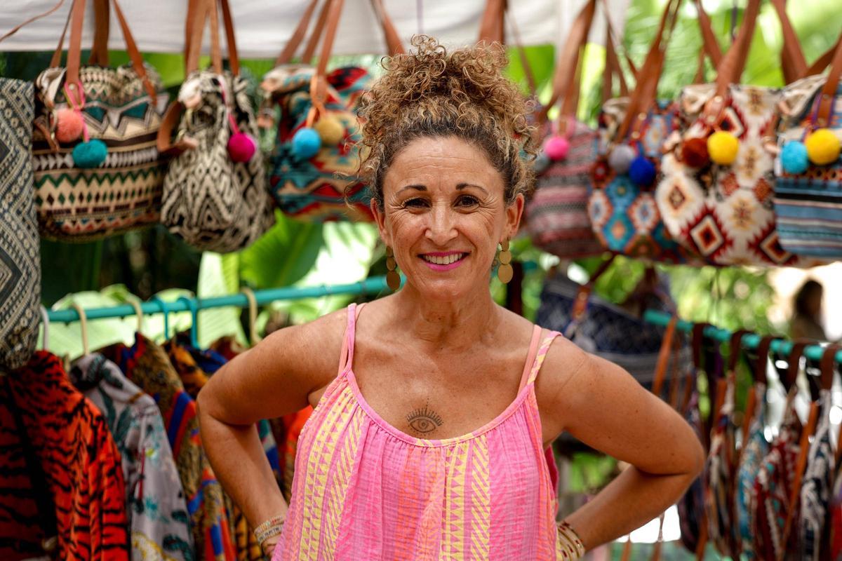 El emblemático mercadillo hippie de Punta Arabí, en imágenes