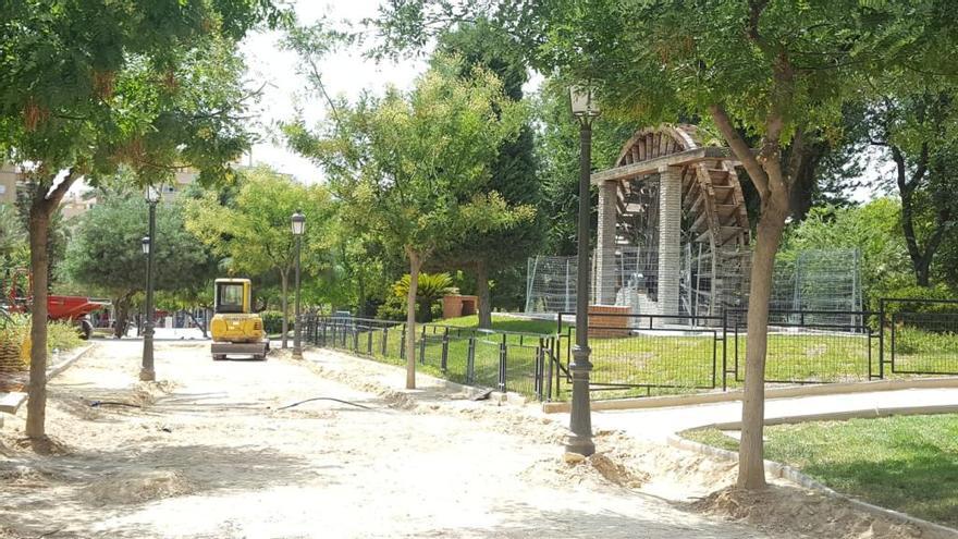 Uno de los caminos de tierra del Parque de la Compañía y la noria están siendo remodelados.