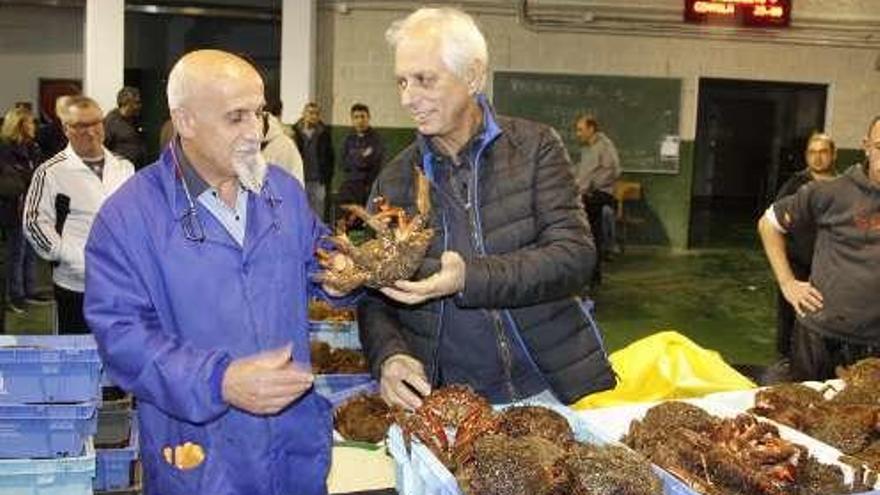 Rosas y Fernando Cruz con la centolla. // S.Álvarez