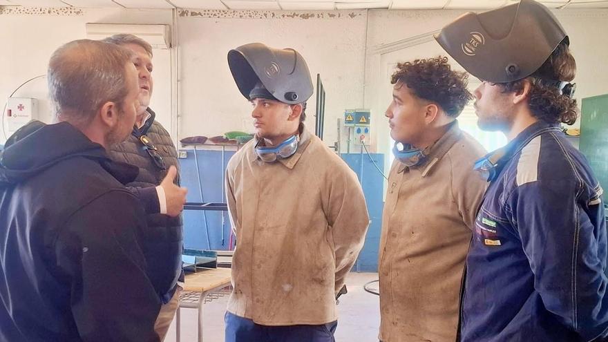 Estudiantes de uno de los módulos de soldadura que coordina el ayuntamiento.