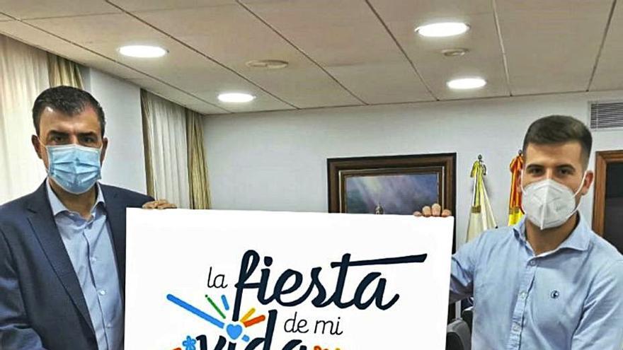 Manuel Domínguez y José David Cabrera muestran el cartel de la iniciativa. | | E.D.