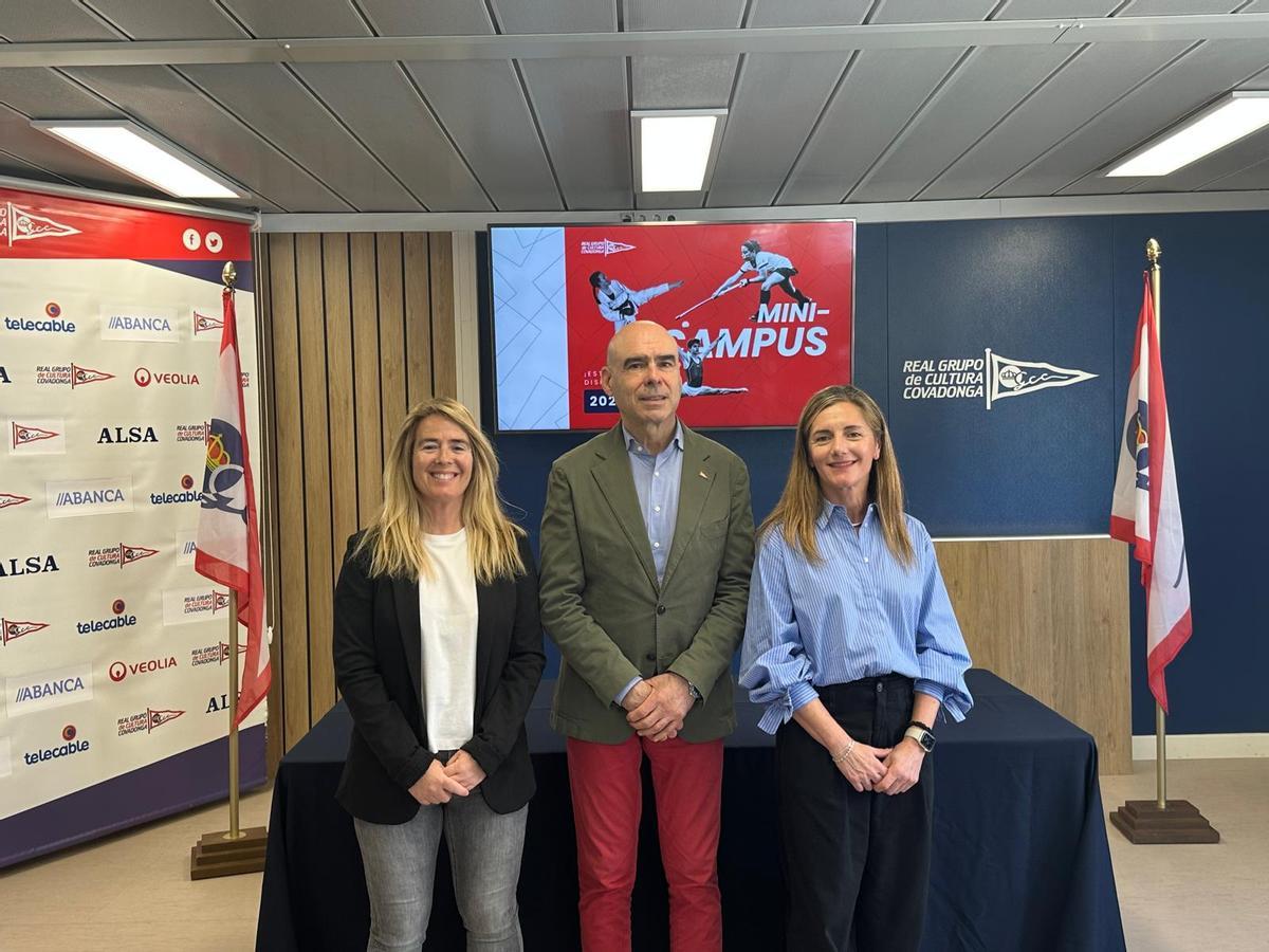 Eva Fernández, coordinadora de Actividades de la Secretaría Deportiva, Joaquín Miranda, presidente del Real Grupo de Cultura Covadonga y Eva Martín de la Rosa, responsable del Departamento de Psicodep y Diversidad Funcional.