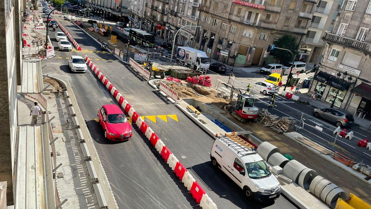 Los cortes de tráfico cambian de lado en la Gran Vía de Vigo.
