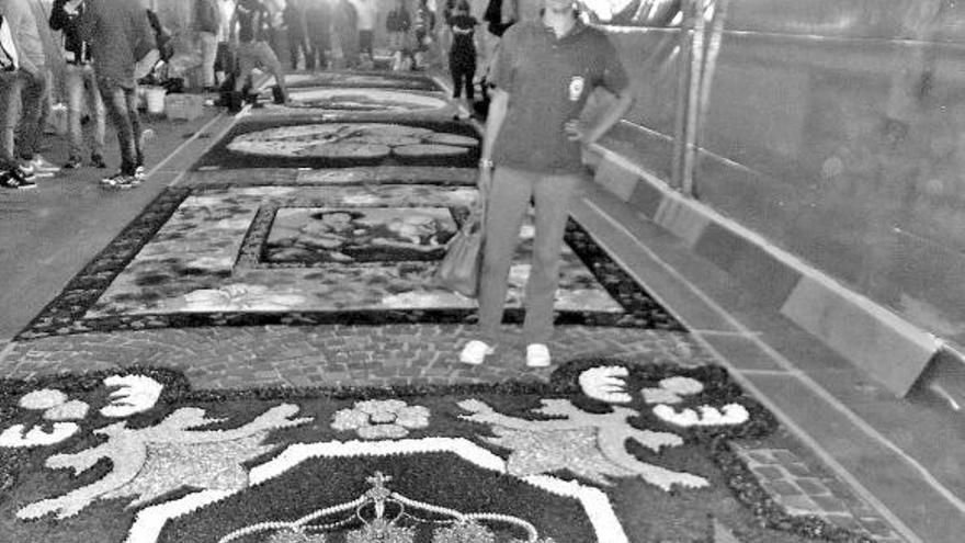 La asociación  «El Pampillo» de Castropol triunfa en Italia con su alfombra floral