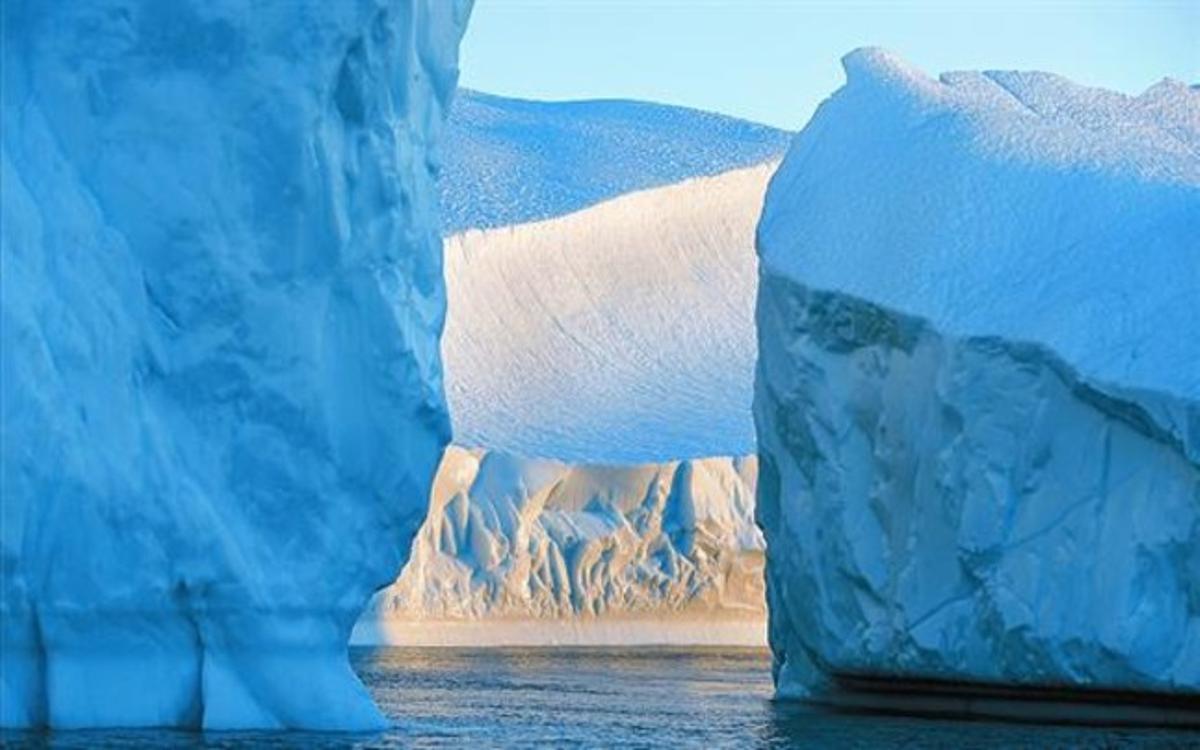 MAR DE CRISTALL. Un paisatge d’icebergs àrtics, que dia a dia veuen reduït el seu diàmetre. 