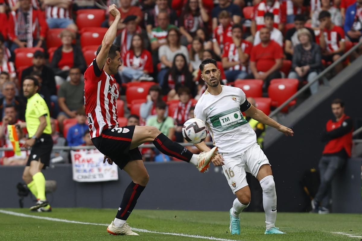 BILBAO, 28/05/2023.- El defensa del Athletic Club, Dani Vivian (i), disputa el balón ante el centrocampista del Elche, Fidel Chaves, durante el encuentro correspondiente a la jornada 37 de Primera División disputado hoy domingo en el estadio de San Mamés, en Bilbao. EFE/Miguel Toña.