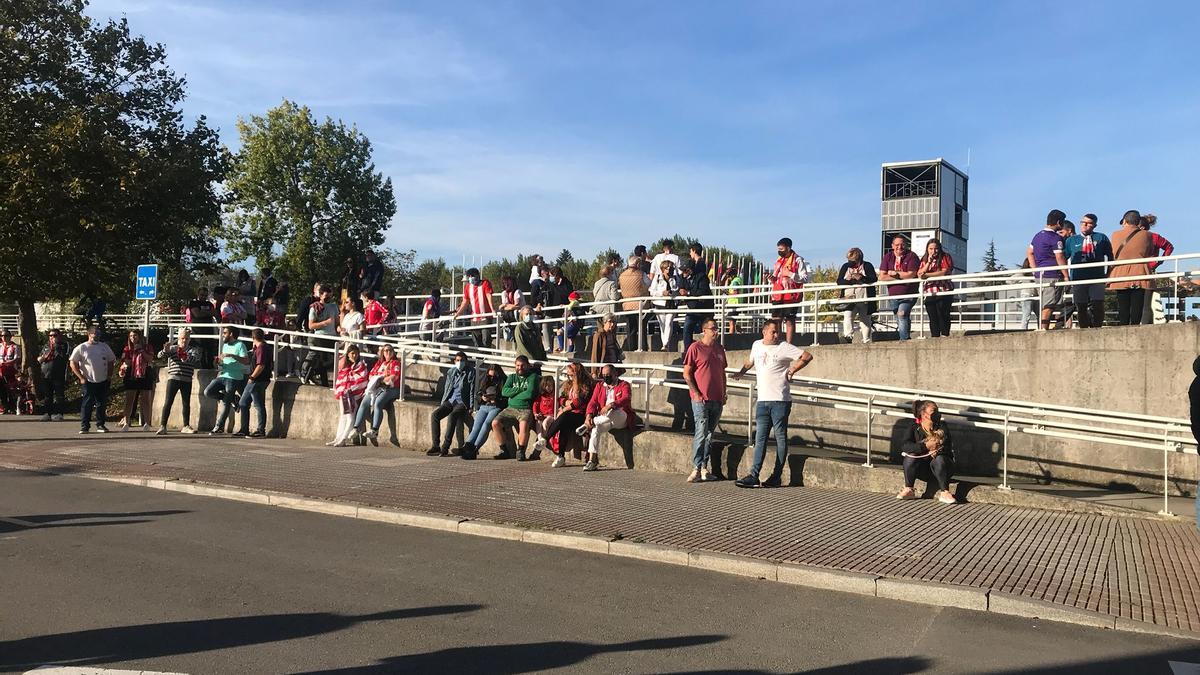 Ambiente de las aficiones en los prolegómenos del derbi