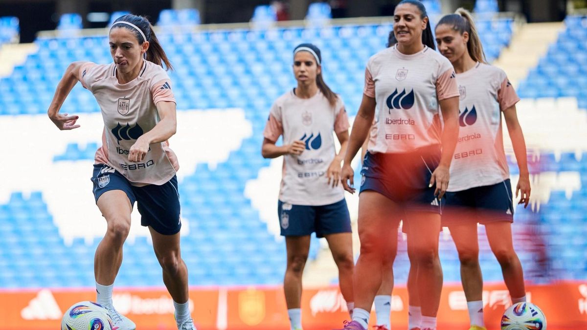 Aitana (izquierda), junto a otras compañeras de la selección, este lunes en el RCDE Stadium.