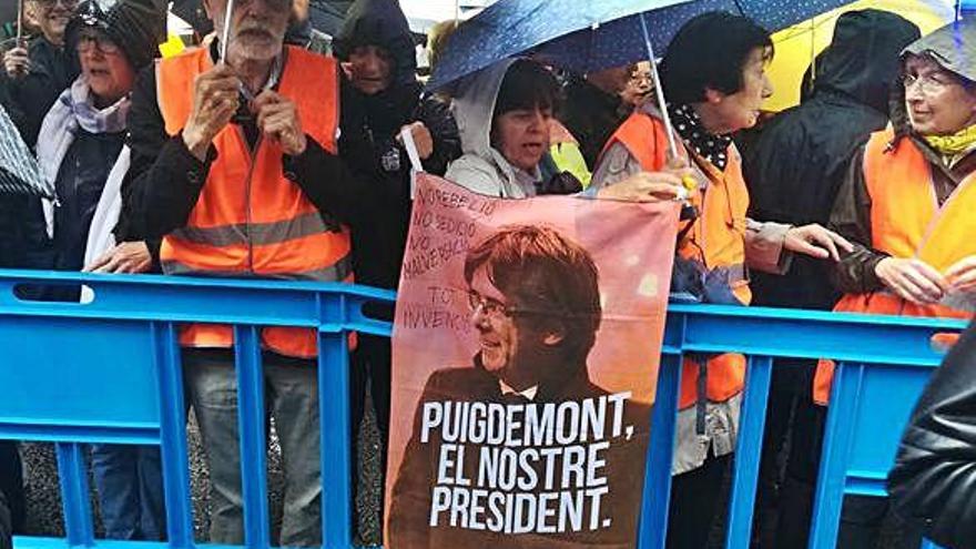 Concentració de suport a Puigdemont a la delegació del govern espanyol a Catalunya