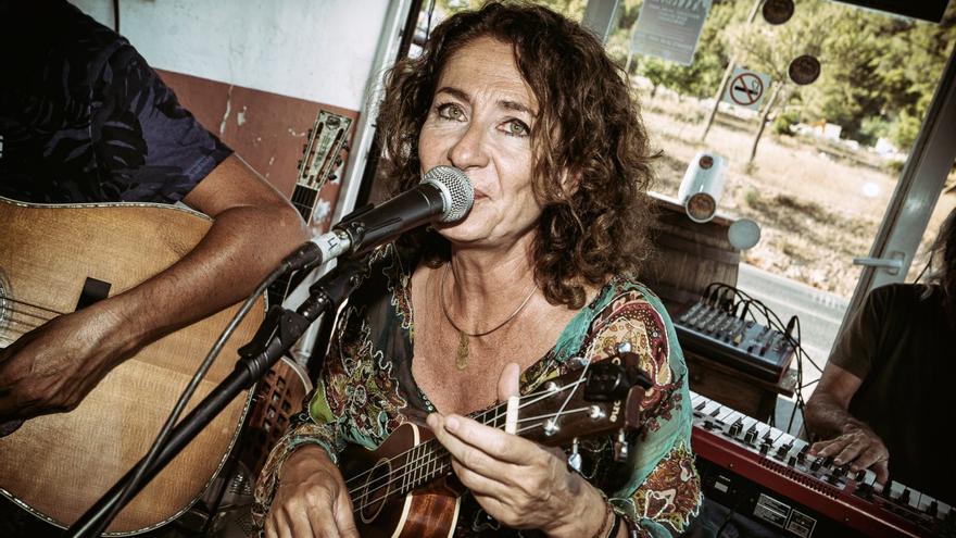 Mañana de mercado en Sant Josep, con blues, rock y swing de la mano de Bluesmàfia