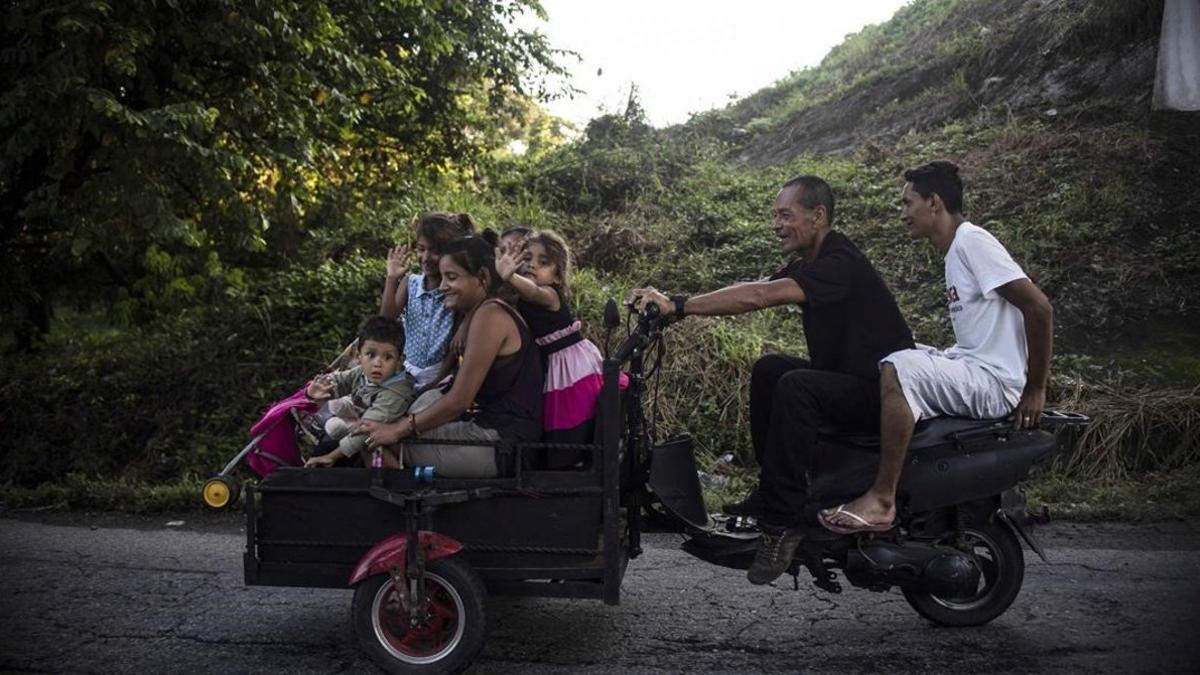 Inmigrantes hondureños de la caravana, en Huixtla.