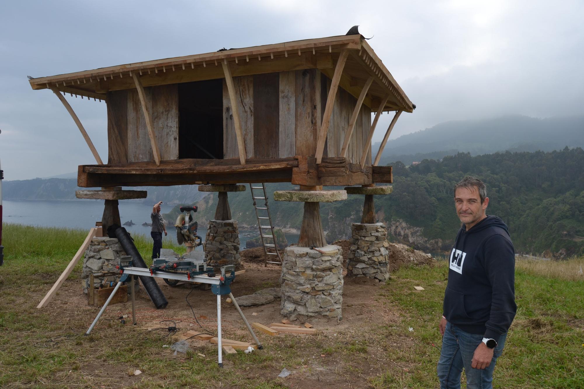 Cudillero vuelve a tener su hórreo de postal en el campo de la Regalina