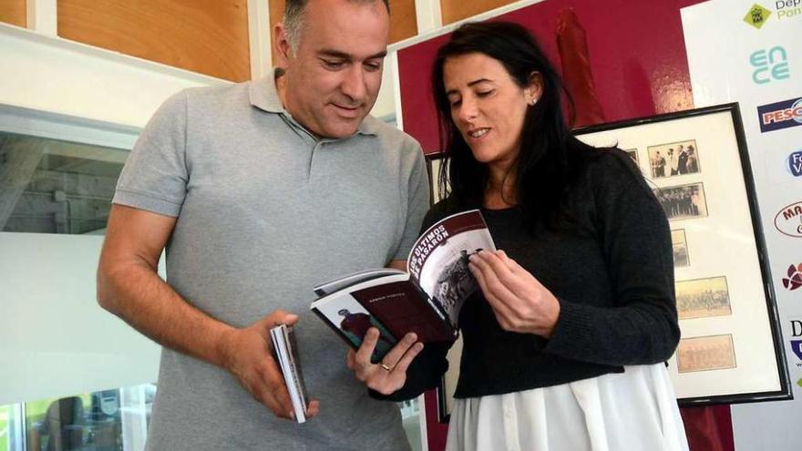 Xabier Fortes y Lupe Murillo en el avance de la presentación del libro &quot;Los último de Pasarón&quot; . // R.V.