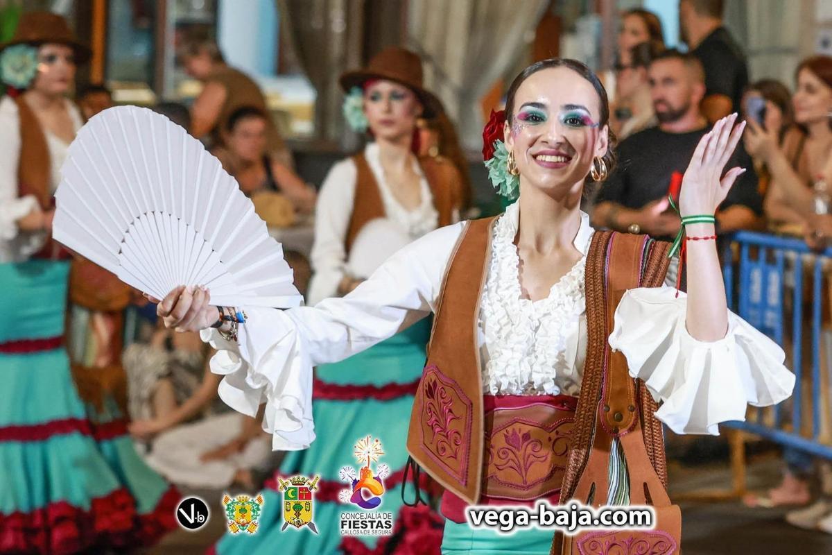 Las fiestas representan un punto de encuentro entre quienes permanecen en la ciudad, quienes regresan cada agosto y quienes se acercan por primera vez para descubrir una tradición que se vive, sobre todo, en la calle.