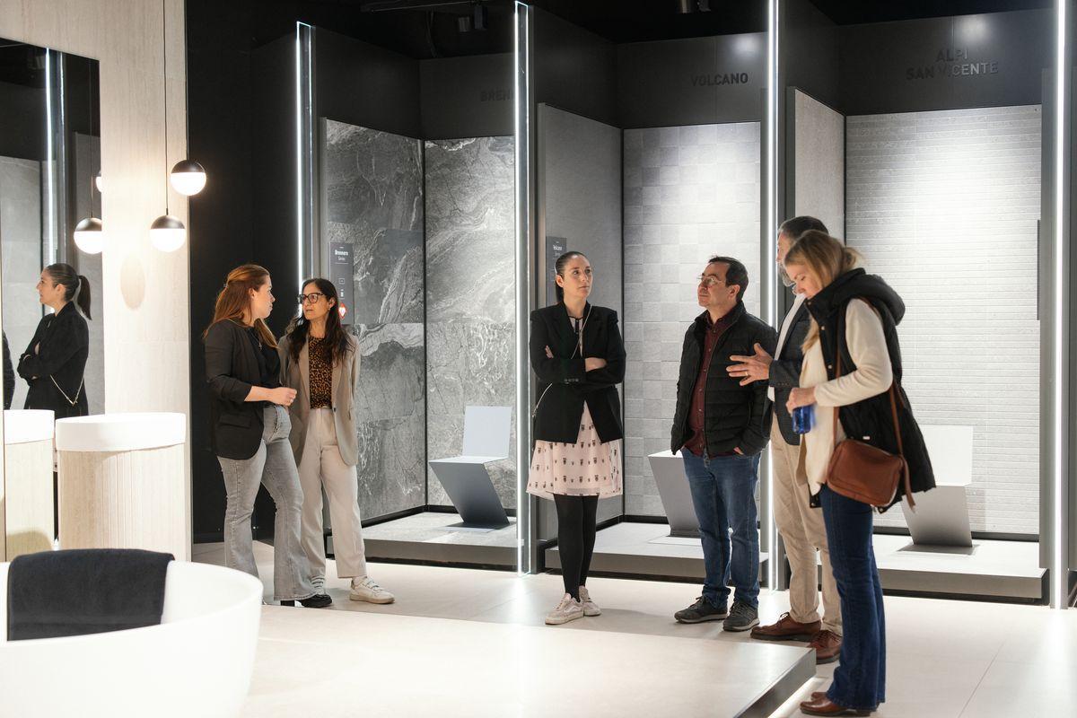 Las empresas del sector cerámico presentan sus lanzamientos de producto a profesionales y prescriptores.