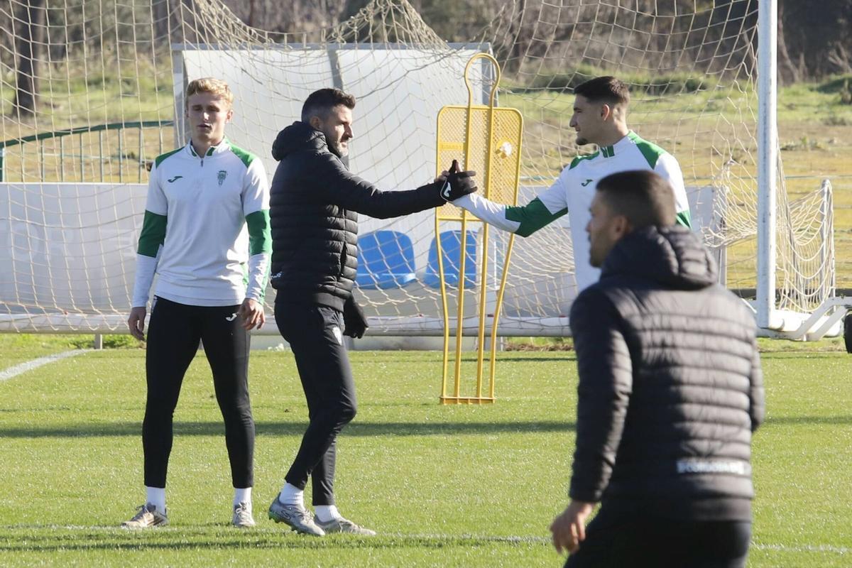 Iván Ania, en el centro de la imagen, durante un entrenamiento del Córdoba CF.