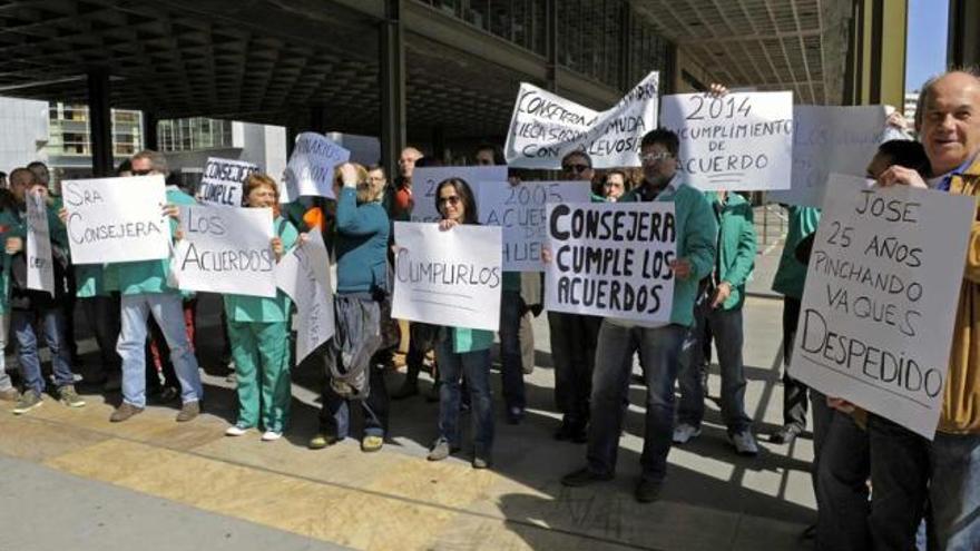 Los veterinarios de las campañas de saneamiento, durante la protesta que protagonizaron ayer en Oviedo.