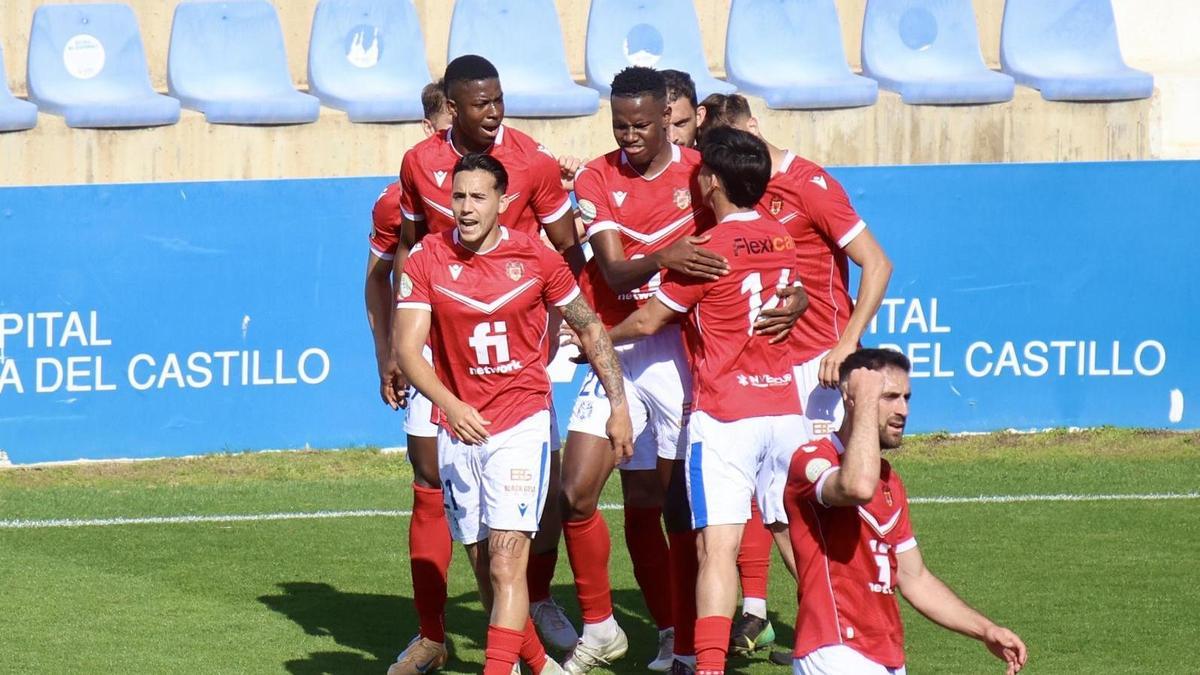 Los jugadores del Mazarrón celebran un tanto en La Condomina