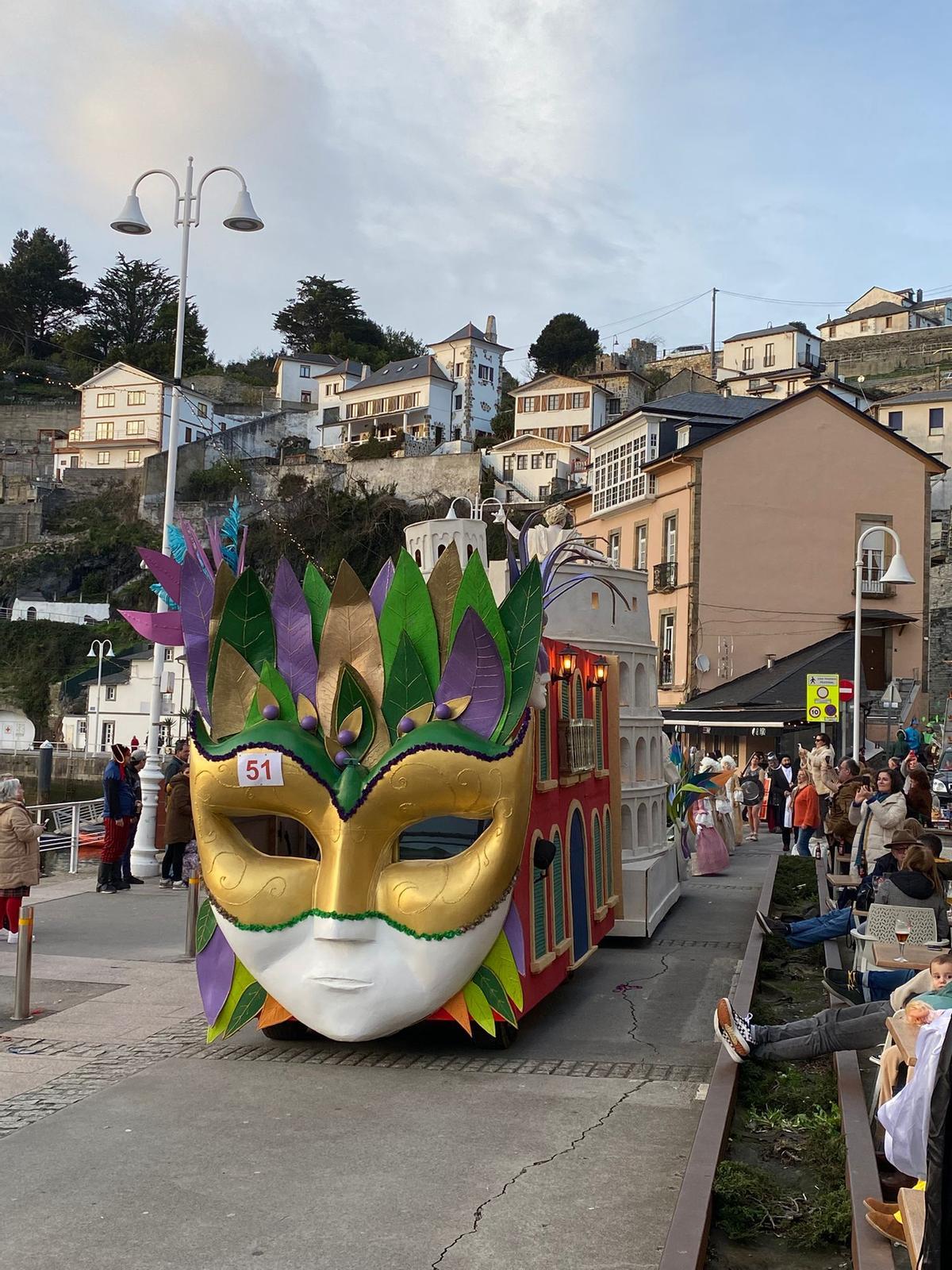 Luarca se llena de monumentos en un carnaval de récord