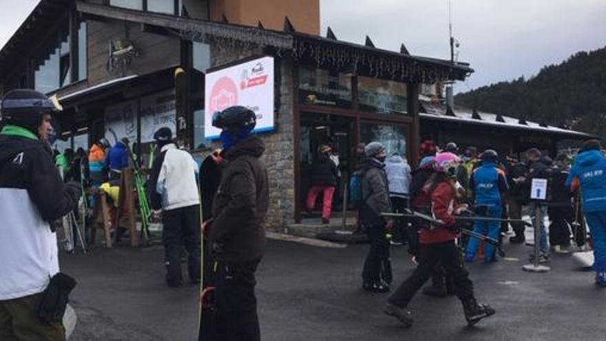 Els esquiadors preparats per iniciar la temporada a Masella