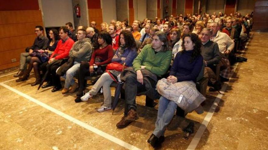 El público que asistió a la charla sobre espionaje en el auditorio vigués del Areal.  // José Lores