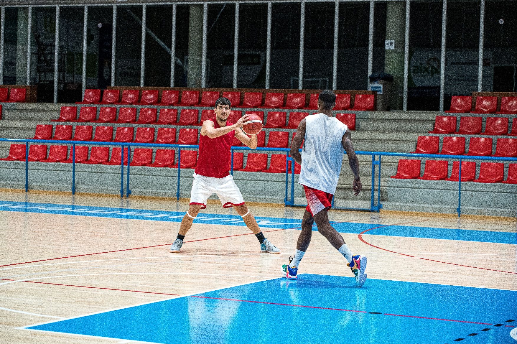 Imatges d'entrenament del CB Navàs Viscola abans de començar la Lliga EBA