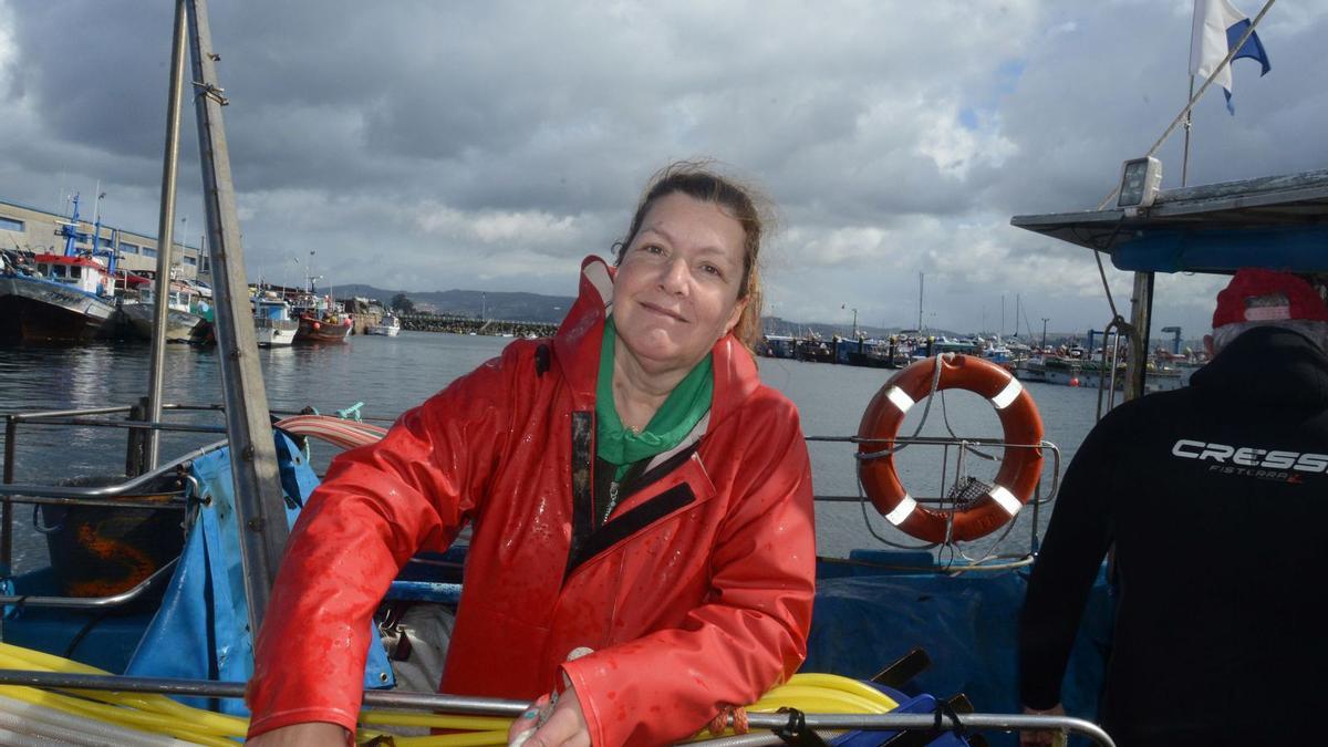 Marisa Paz a bordo del Brun en el puerto de Cangas. 