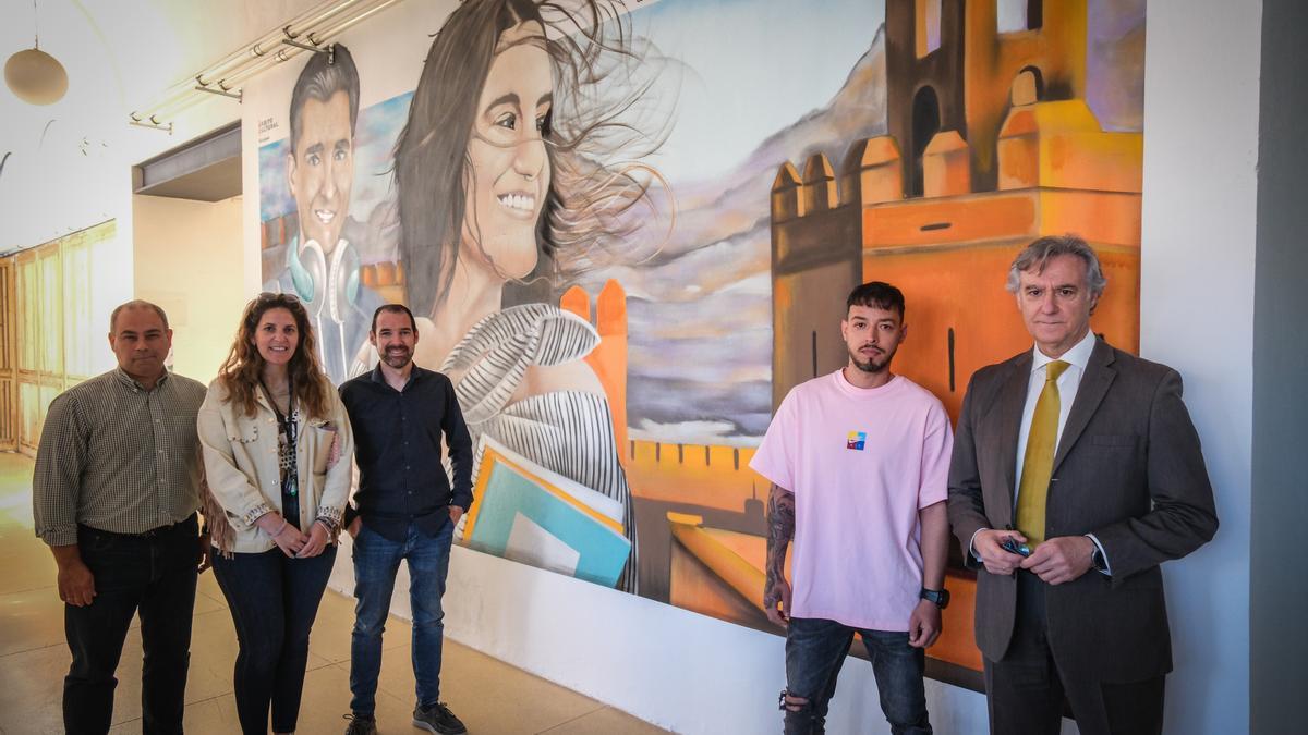 Profesores y decano de la facultad con Chino y Miguel Luna junto al primer mural de la serie.