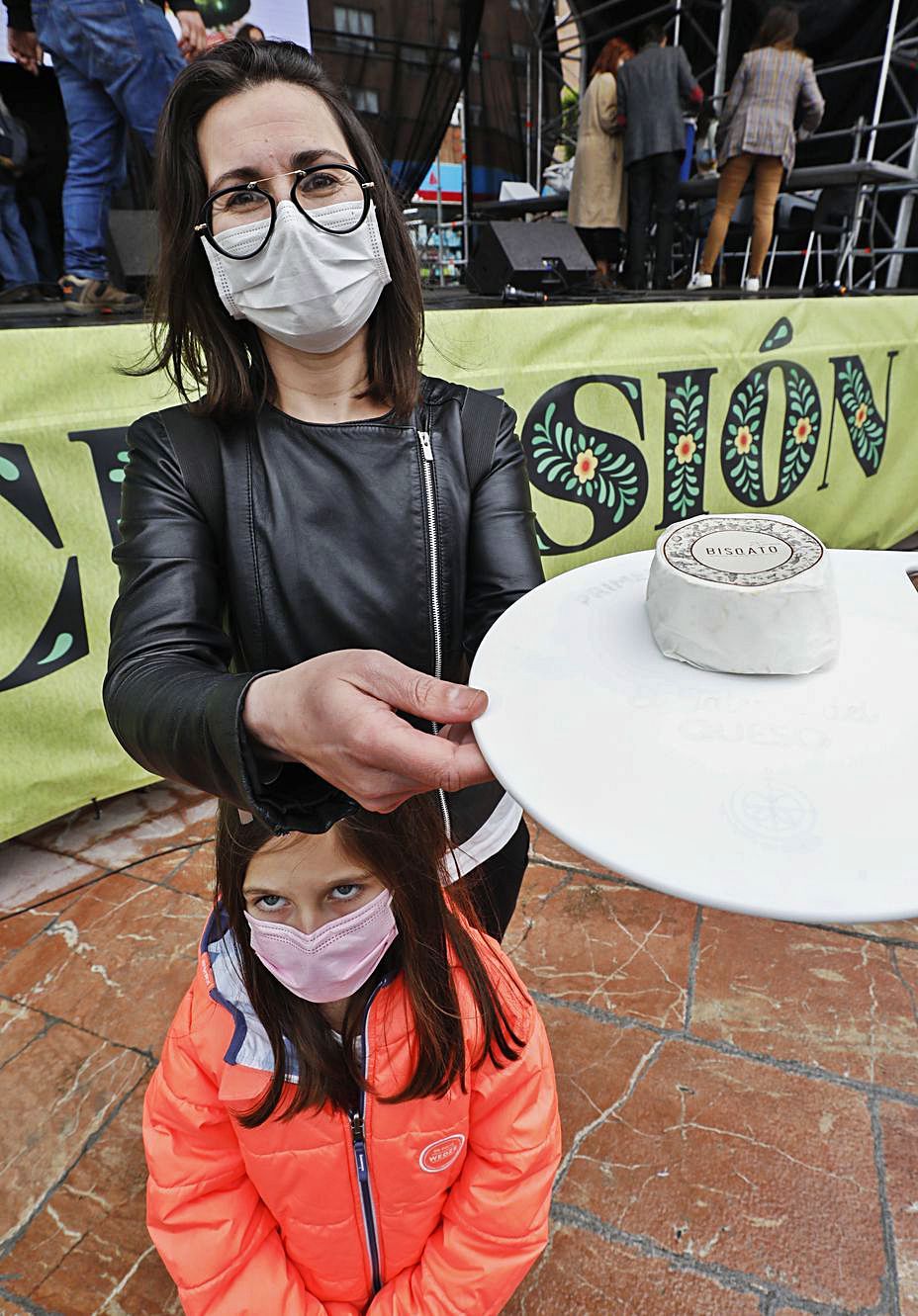 María Veiga y su hija Lía Garea posan en la Losa con la pieza ganadora del concurso nacional de quesos de autor. | Luisma Murias