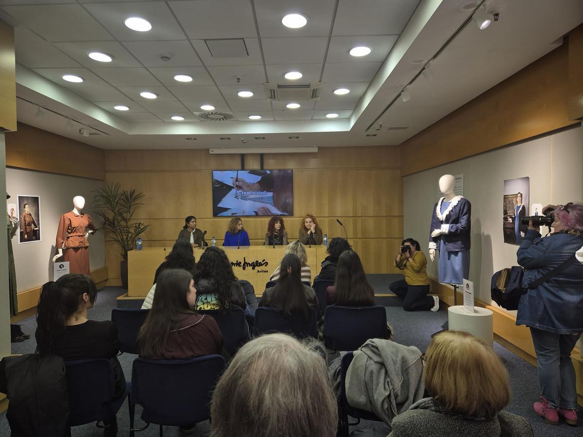 Un momento del encuentro para la presentación del protecto "Ellas cambian el mundo: La liberación de la mujer a través de la moda"