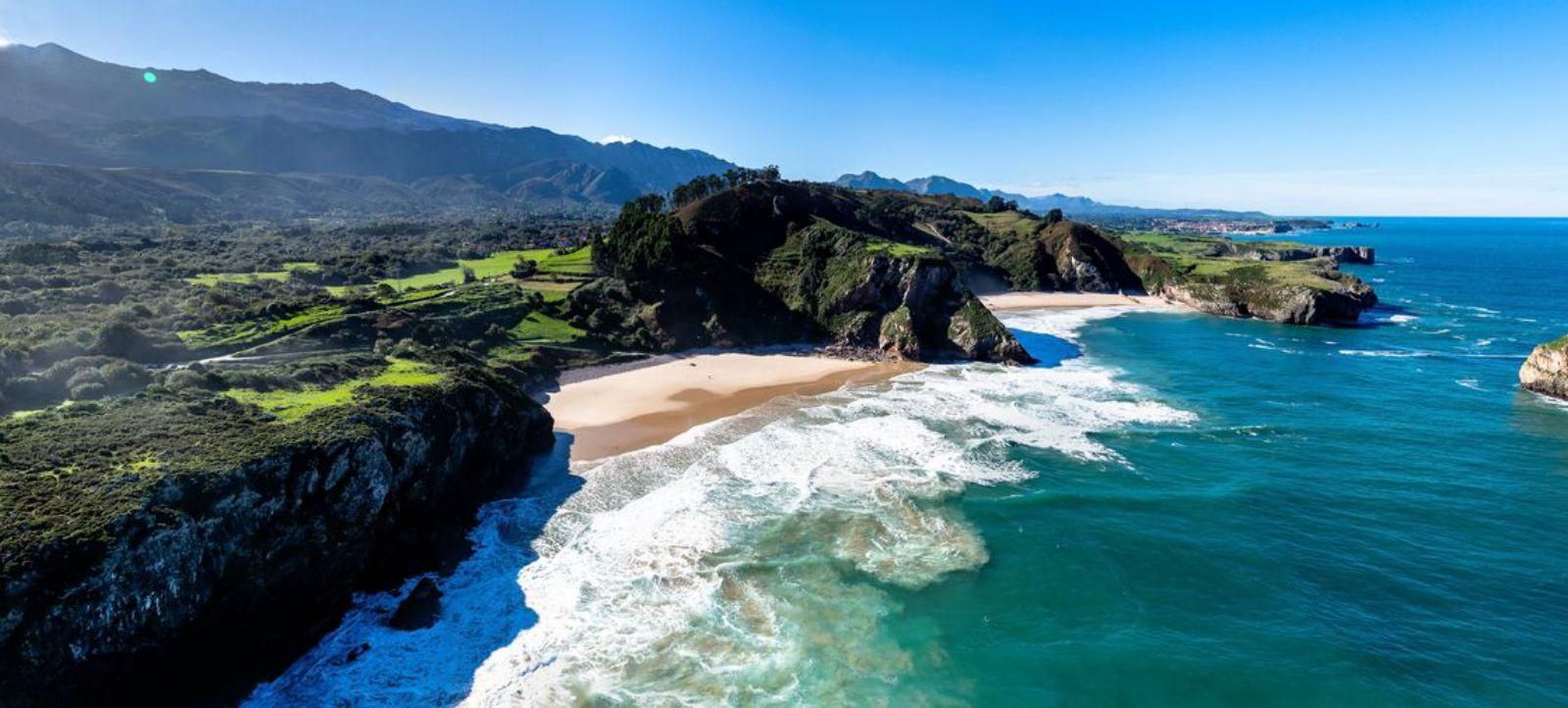 Vista de las playas de Andrín y Ballota. | Cedida a Lne