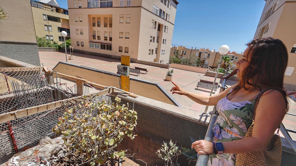 Belén Mesa, concejala de Viviendas Municipales de Santa Cruz de Tenerife, en el inicio de los trabajos de los ascesores en Añaza.